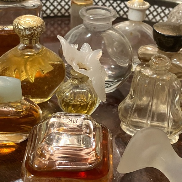 Vintage Lot of 17 Small Perfume and Cologne Bottles Some Full - Picture 5 of 16